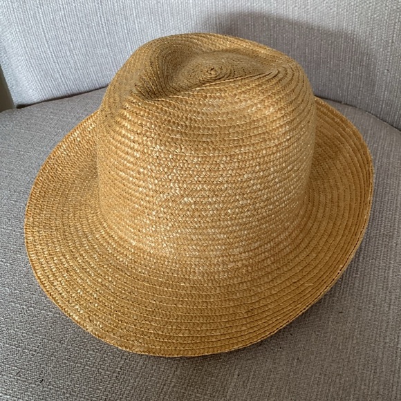 Kates boutique Canada hat excellent used condition - Picture 4 of 6